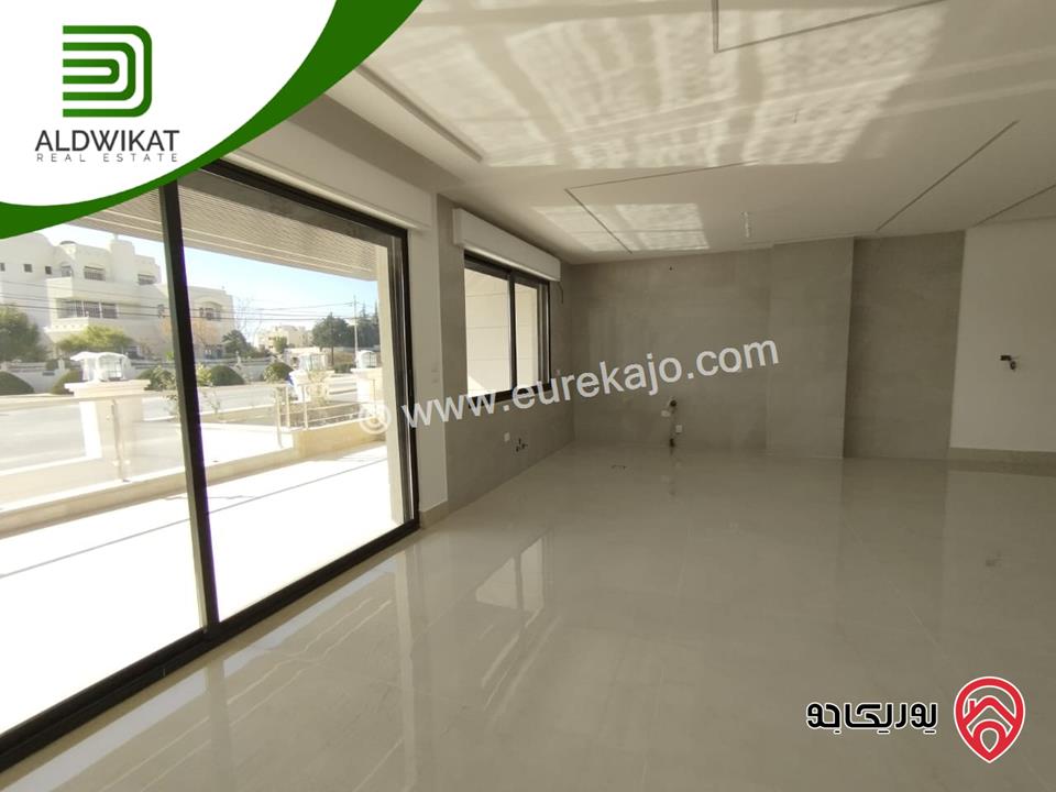 شقة للبيع في عبدون طابق اول مساحة البناء 290م ومساحة الترس 25م