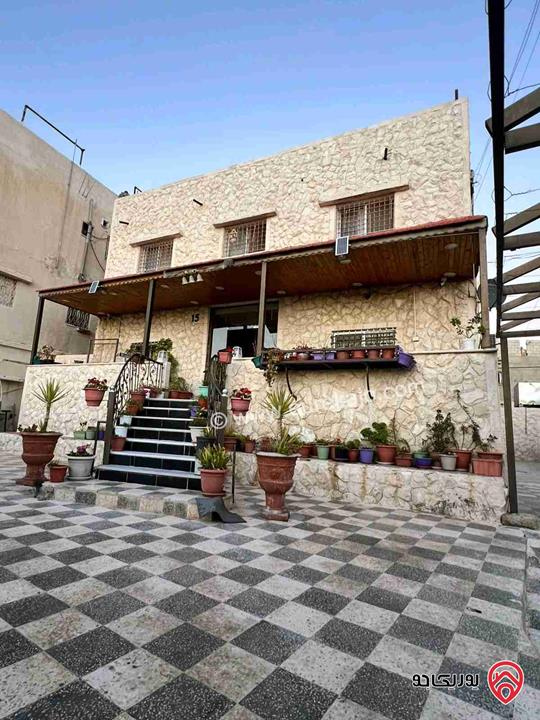 منزل طابقين مساحة الارض 860م ومساحة البناء 440م مرخص للبيع في عمان - خريبة السوق العلكومية 