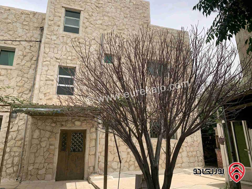 منزل مساحة الأرض 880م والبناء 190م للبيع في عمان - عين الباشا 