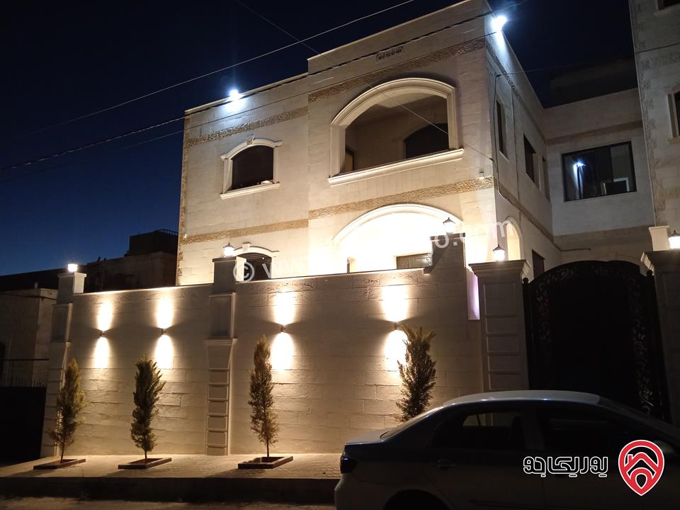 فيلا نظام أمريكي دوبلكس تشطيب سوبر ديلوكس مساحة البناء للطابق 165م على أرض 320م للبيع في عمان - أبو علندا
