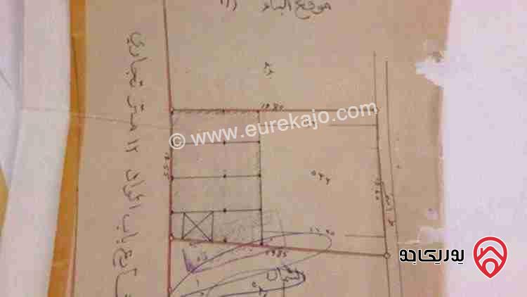 قطعة أرض تجارية مساحة 256م عليها بناء مساحة 130م للبيع في الزرقاء - الوسط التجاري 