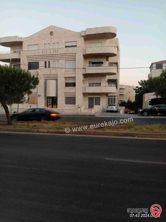 شقة أرضية مساحة 220م داخلي و 130م خارجي للبيع في عمان - دير غبار