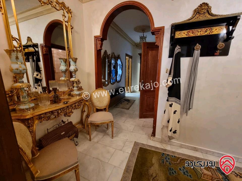 شقة طابقية فحمة طابق ثالث مساحة 303م للبيع في عمان - الكرسي مقابل مجمع الحسين للاعمال 