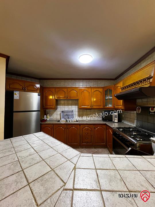 شقة مفروشة مع مسبح شبه ارضية مساحة 200م داخلي و 100م خارجي للايجار في عمان - عبدون