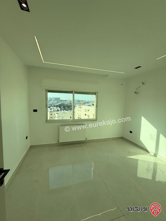 شقة طابق أخير مساحة 151م مرتفعة ذو اطلالة جميلة مجددة بالكامل للبيع في عمان - دير غبار