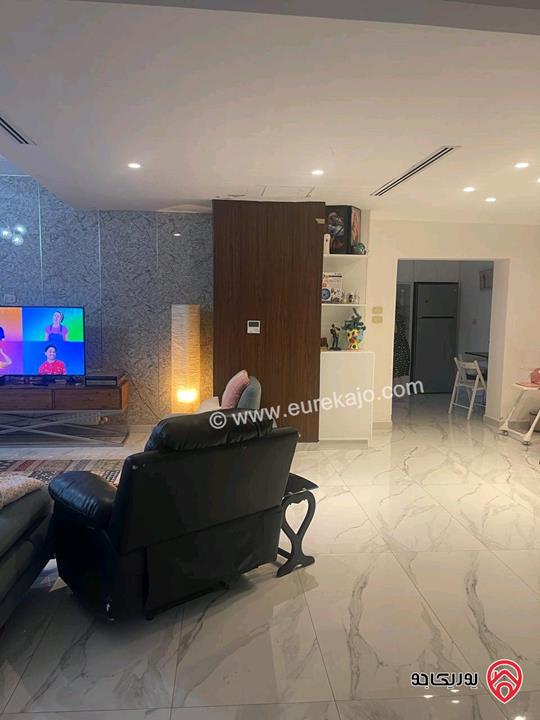 شقة طابق ثالث مع روف مساحة 226م للبيع في عمان - عبدون 