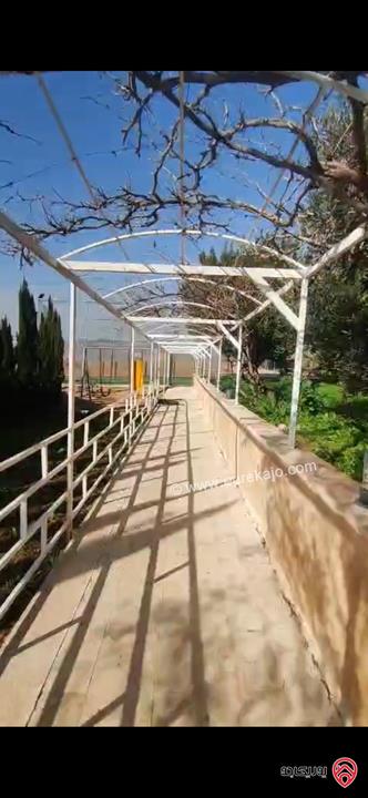 مزرعة فاخرة بمواصفات عالية مساحة البناء 200م على أرض 4 دونم للبيع في الزرقاء - بيرين