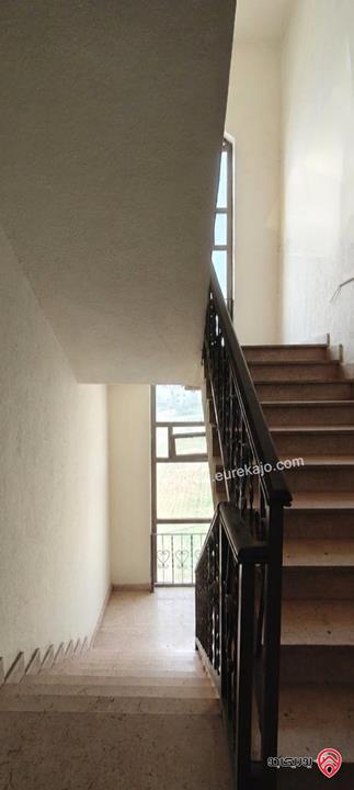 شقة طابق ثالث مساحة 273م للبيع في عمان - طبربور