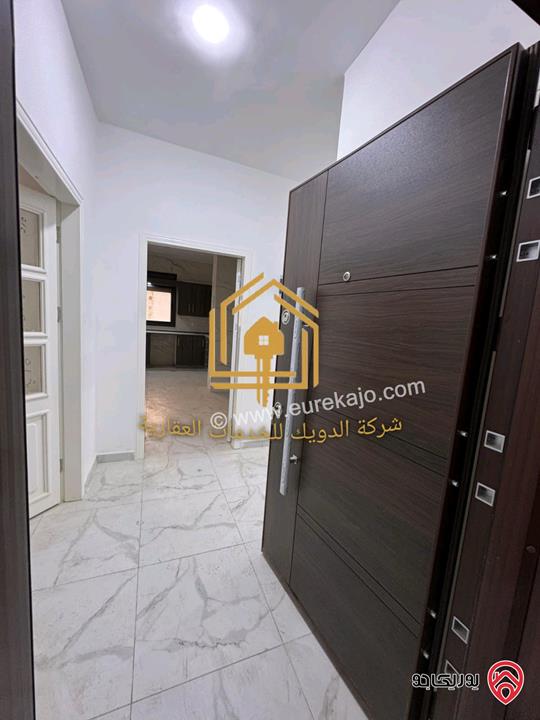 شقة جديدة طابق شبه ارضي مساحة 200م مع ترس 20م للايجار في عمان - ضاحية الرشيد 