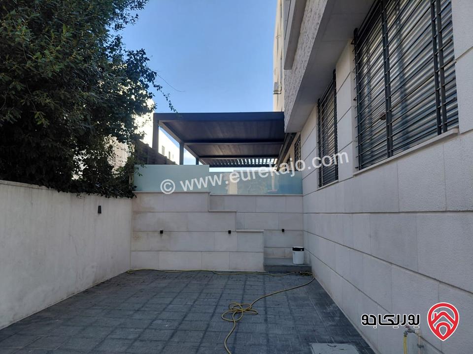 شقة ارضية مساحة 250م داخلي و 230م خارجي للبيع مفروشة في عمان - ام السماق 