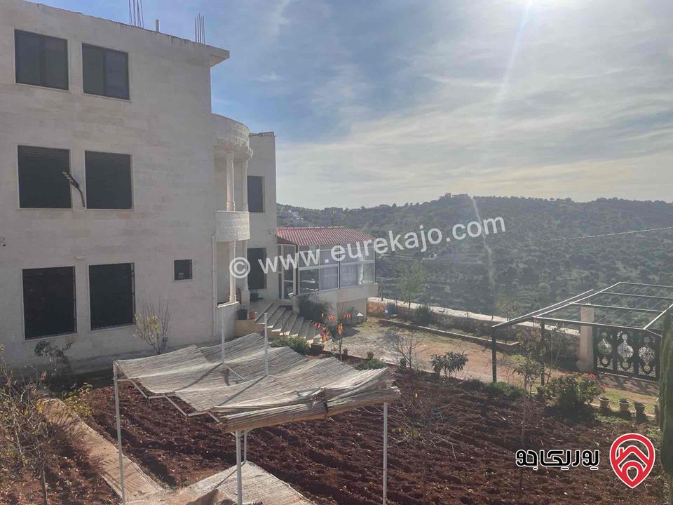 فيلا مستقلة مساحة 293م على أرض 900م للبيع في عجلون ( راس منيف ) 