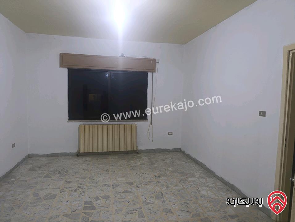 شقة طابق ثالث مساحة 160م وروف 30م للبيع في عمان - ام اذينة