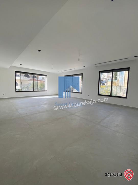 شقة طابقية طابق ثاني 306م تشطيب سوبر ديلوكس لم تسكن للبيع في عمان - أم السماق