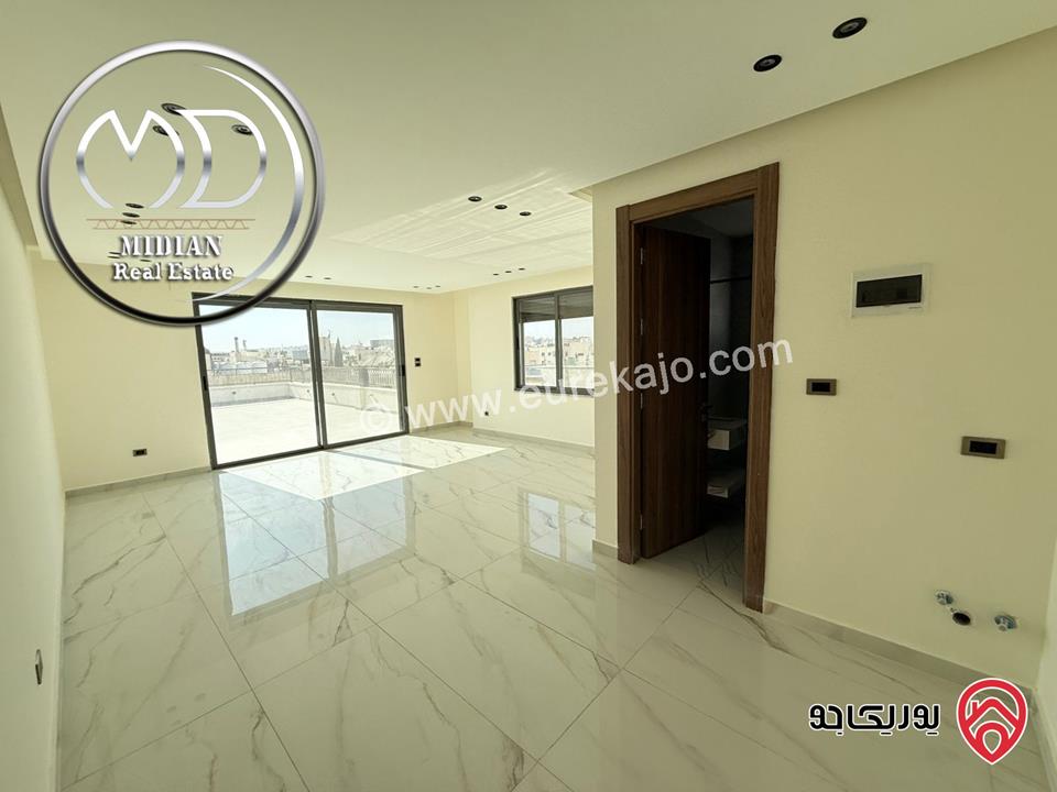 شقة دوبلكس طابق اخير مع روف للبيع في عمان - ضاحية النخيل مساحة 210م مع تراسات تشطيبات ديكورات عصرية فاخرة 