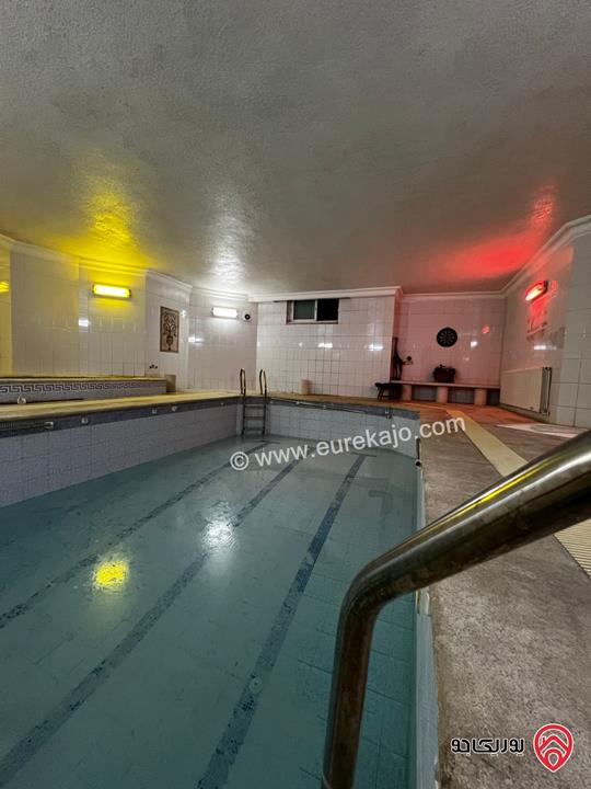 شقة مفروشة مع مسبح شبه ارضية مساحة 200م داخلي و 100م خارجي للايجار في عمان - عبدون