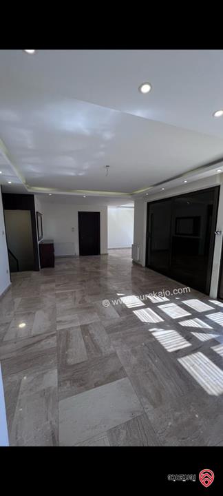 شقه فاخرة أخير مع روف مساحة 275م + 45م ترسات درج داخلي للبيع في عمان - ضاحية النخيل