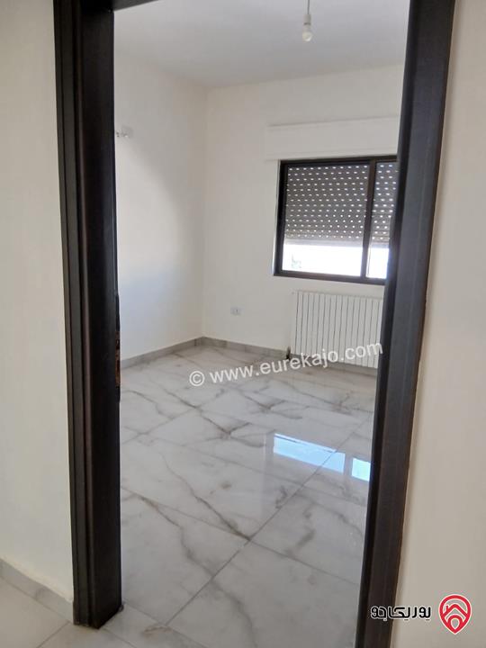 شقة طابق ثالث مساحة 244م للبيع في عمان - الرابية