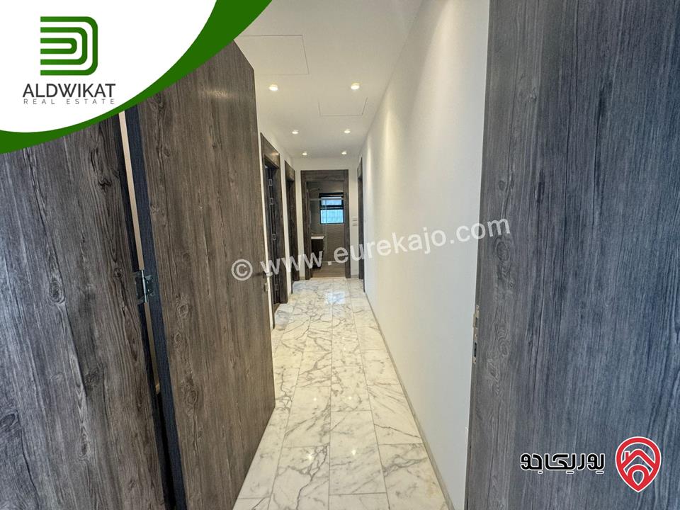 فيلا مستقلة للبيع في عمان - ام السماق مساحة الارض 1250م ومساحة البناء 670م ومساحة الحديقة 750م ومساحة الترس 200م