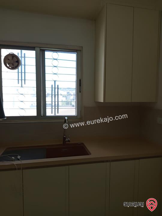 شقة أرضية مجددة مساحة 91م داخلي و 75م خارجي للبيع في الفحيص