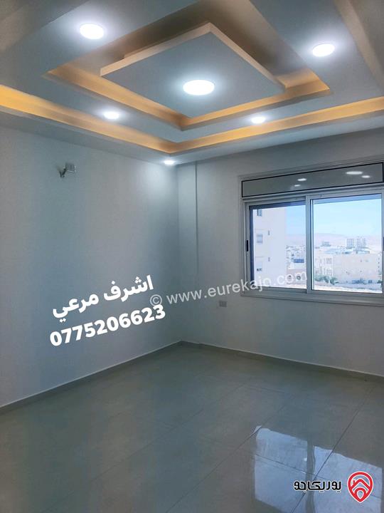 شقة طابق ثالث مع روف مساحة 200م لم تسكن للبيع في الزرقاء - جبل المغير