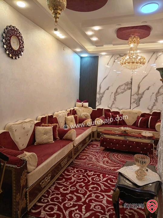 منزل مساحة 210م على أرض 450م للبيع في مخيم الزرقاء قريب من المجمع الجديد 