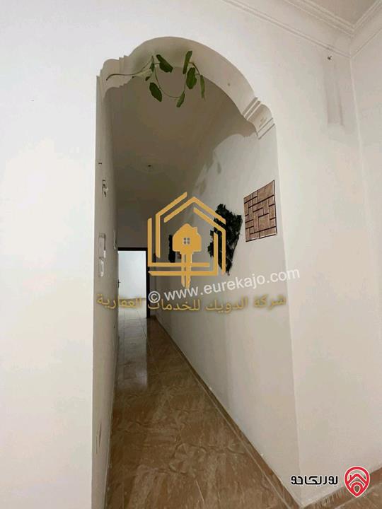 شقة فارغة أرضية مساحة 130م داخلي و 80م خارجي للايجار في عمان - الجبيهة 