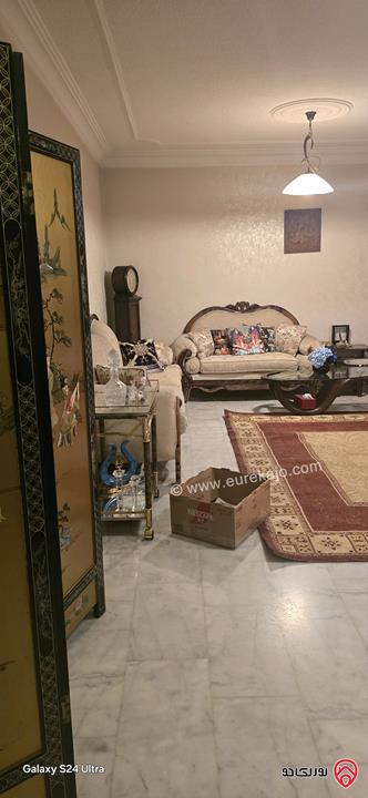 شقة شبه ارضيه مكشوفة مساحة 210م حديقة وتراسات 200م للبيع في عمان - الرابية