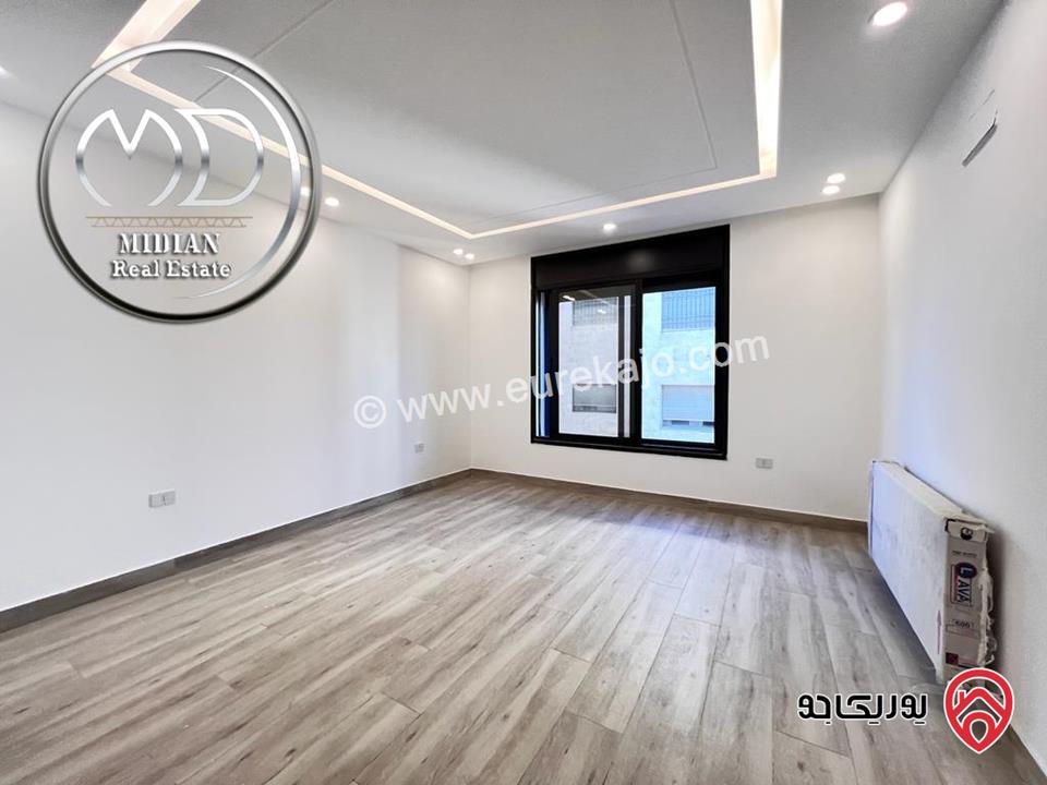 شقة دوبلكس طابق اخير مع روف للبيع في عمان - ضاحية النخيل مساحة 210م مع تراسات تشطيبات ديكورات عصرية فاخرة 