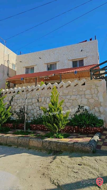 منزل طابقين مساحة الارض 860م ومساحة البناء 440م مرخص للبيع في عمان - خريبة السوق العلكومية 