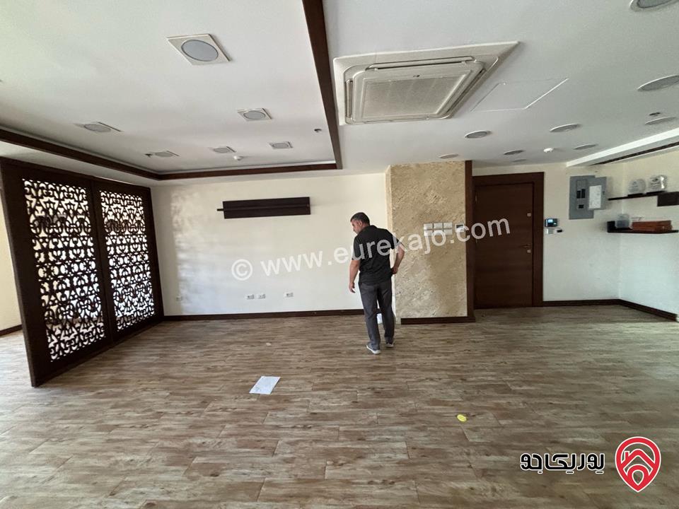 مكتب مميز مساحة 102م للايجار او للبيع في عمان - السابع منطقة حيوية جدا جاهز للاستعمال ديكور كامل