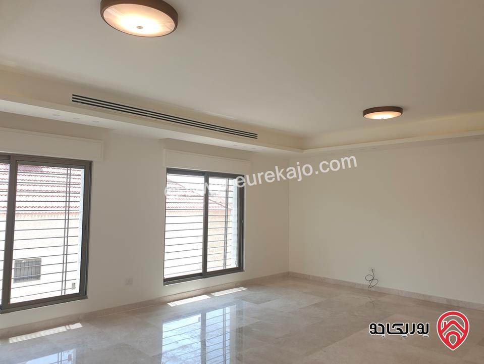 شقه فخمة طابق أول مساحة 250م للإيجار في عمان - أم أذينة