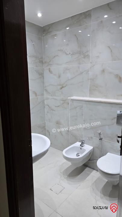 شقة شبه ارضية مساحة 200م داخلي و 100م خارجي للايجار في عمان - خلدا 