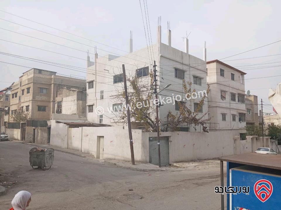 بيت مكون من ثلاث طوابق مساحة 330م على أرض 245م مشترك مع شخص واحد للبيع في عمان - الوحدات حي ام تينة