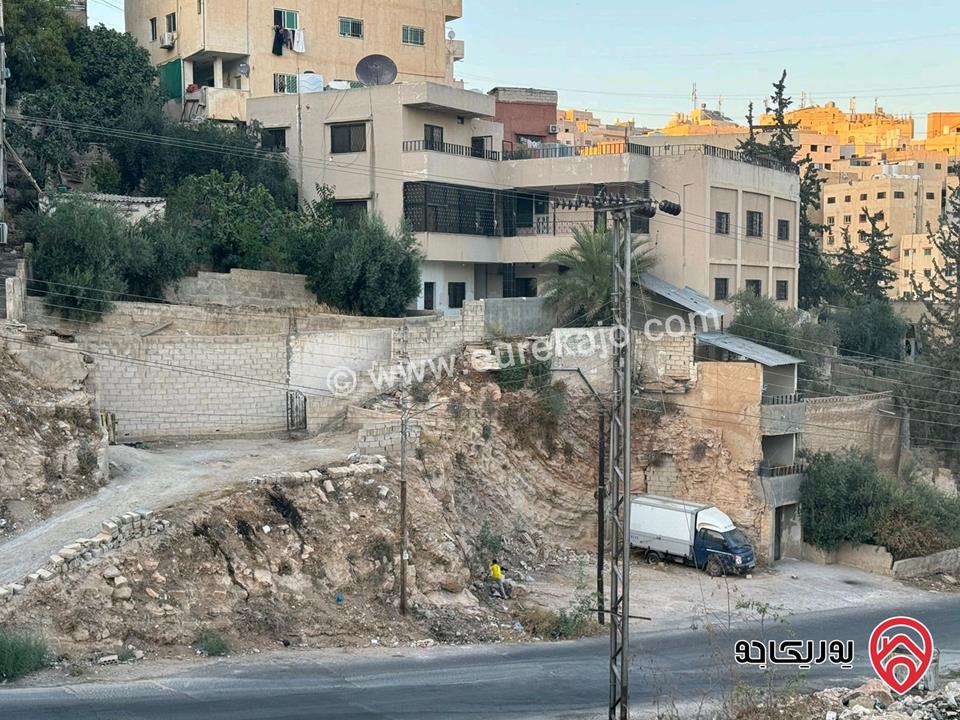 منزل مستقل ثلاث شقق بثلاث طوابق وحديقة وساحات مساحة 400م على أرض 1100م للبيع بأقل من سعر الارض في عمان - طبربور ابو عليا