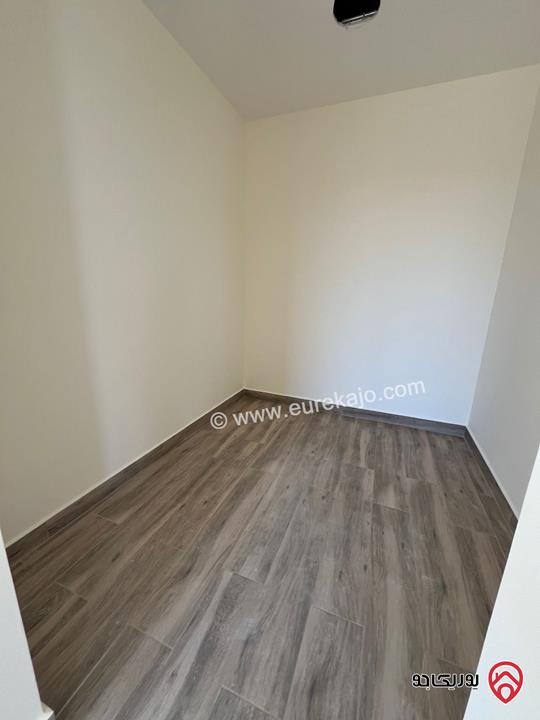 فيلا مساحة 700م على أرض 600م للبيع في عمان - دابوق باطلالة خلابة مع بركة سباحة