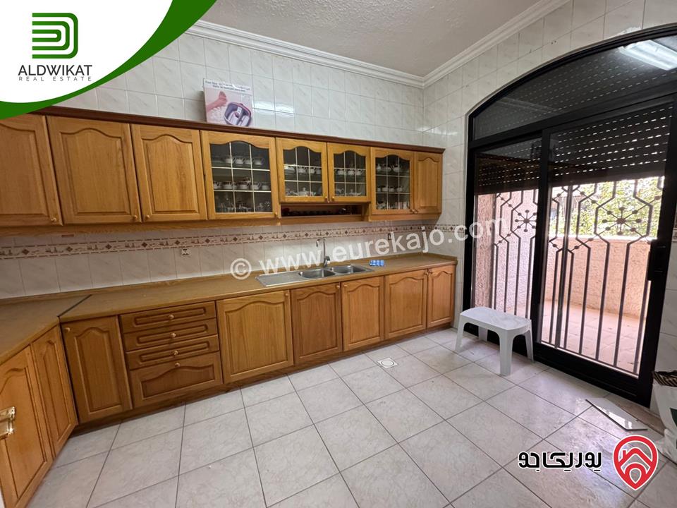 فيلا للبيع في عمان - الجبيهة مساحة الارض 1580 م والبناء 1000م ومساحة الحديقة 400م