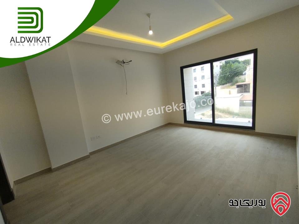 شقة للبيع في عمان - دابوق طابق ارضي مساحة البناء 190م ومساحة الترس 50م