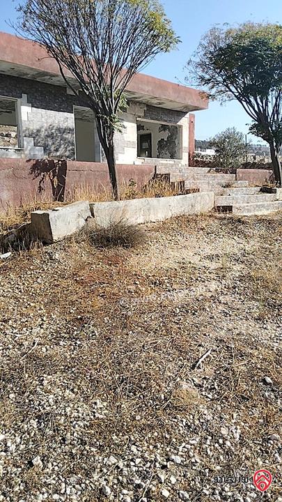 مزرعة مساحة الأرض 4 دونم و 638م والبناء 400م للبيع في جرش موقع مميز وبسعر مغري