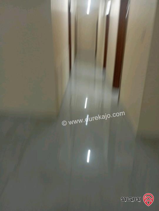 شقة ارضية مساحة 231م داخلي و حديقة وتراسات 250م للبيع في عمان - الجاردنز