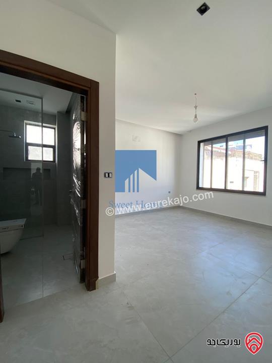 شقة طابقية طابق ثاني 306م تشطيب سوبر ديلوكس لم تسكن للبيع في عمان - أم السماق