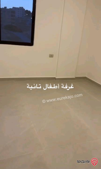 شقة طابق ثالث مع روف مساحة 255م للبيع في الزرقاء الجديدة البتراوي 