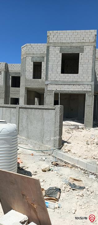 بيت عظم مساحة 500م على قطعة ارض مساحة 700م للبيع في عمان - طبربور
