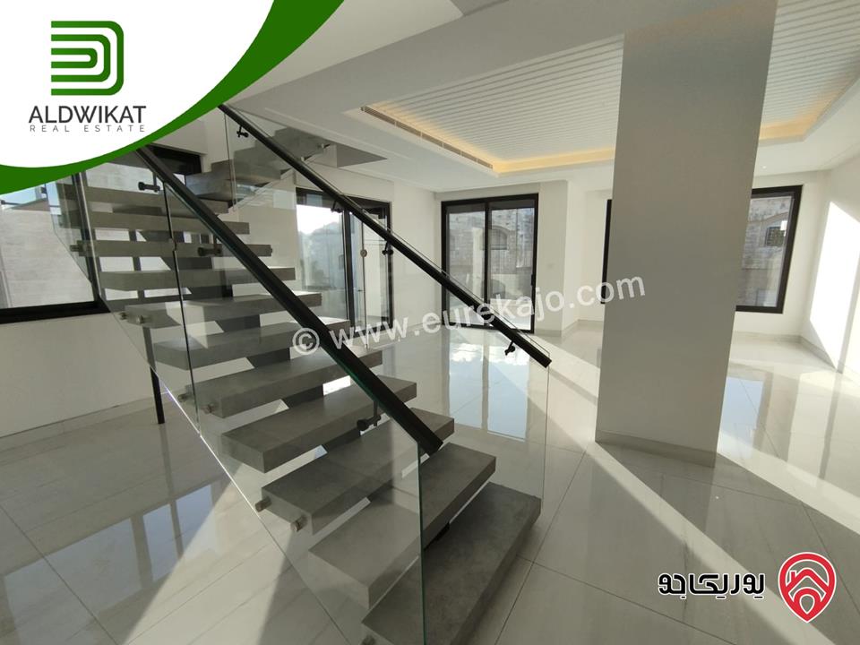 شقة للبيع في عبدون طابق اخير مع روف مساحة البناء 205م ومساحة الترس 90م