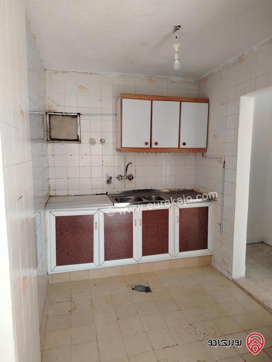 شقة طابق ثاني فني مساحة 60م للايجار في اربد بجانب كلية بنات اربد غرفتين نوم وصالة ومطبخ وحمام