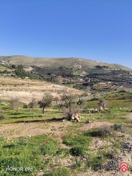 قطعة ارض مساحة 3400م للبيع في جرش على شارع جرش الزرقاء الرئيسي