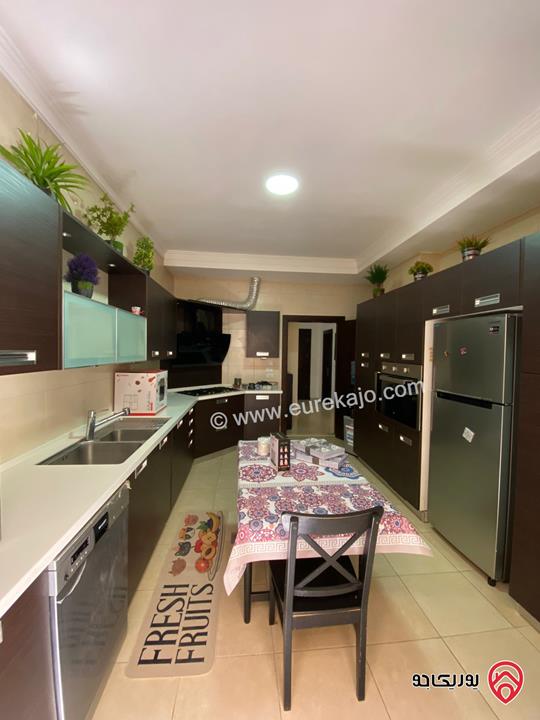 شقة طابق شبه ارضي مساحة 200م داخلي و 70م خارجي للبيع مفروشة في عمان - عبدون