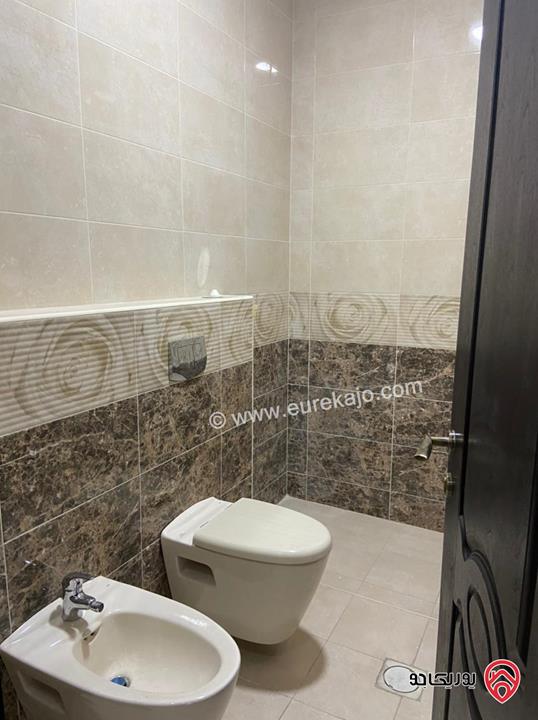 شقة تسوية طابقية مساحة 270م داخلي و 50م خارجي للإيجار في عمان - دير غبار