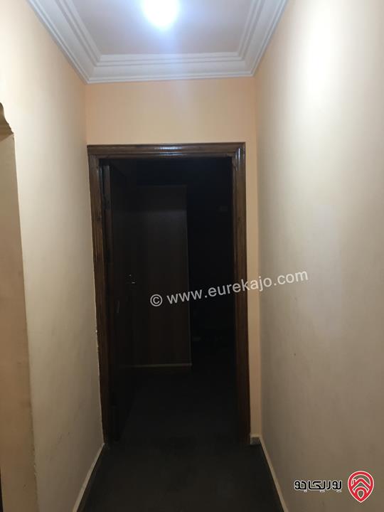 شقة طابق أول مساحة 80م مفروشة للبيع في اربد شارع الجامعة 