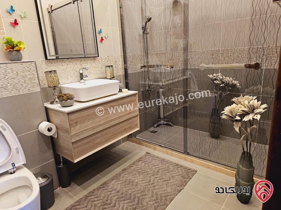 شقة سوبر ديلوكس مساحة 273م طابق أرضي مع مساحة خارجية 90م للبيع مفروشة في الجبيهة 