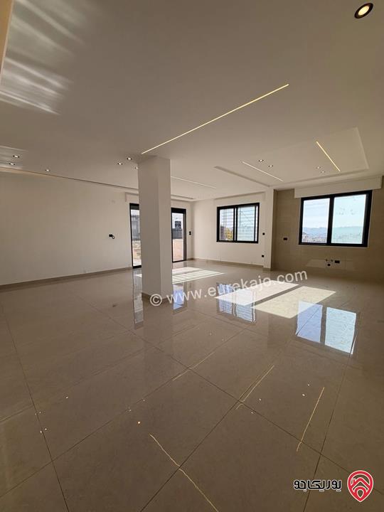 شقة سوبر ديلوكس شبه ارضي دوبلكس مساحة 228م مع ترس 40م للبيع في عمان - مرج الحمام 